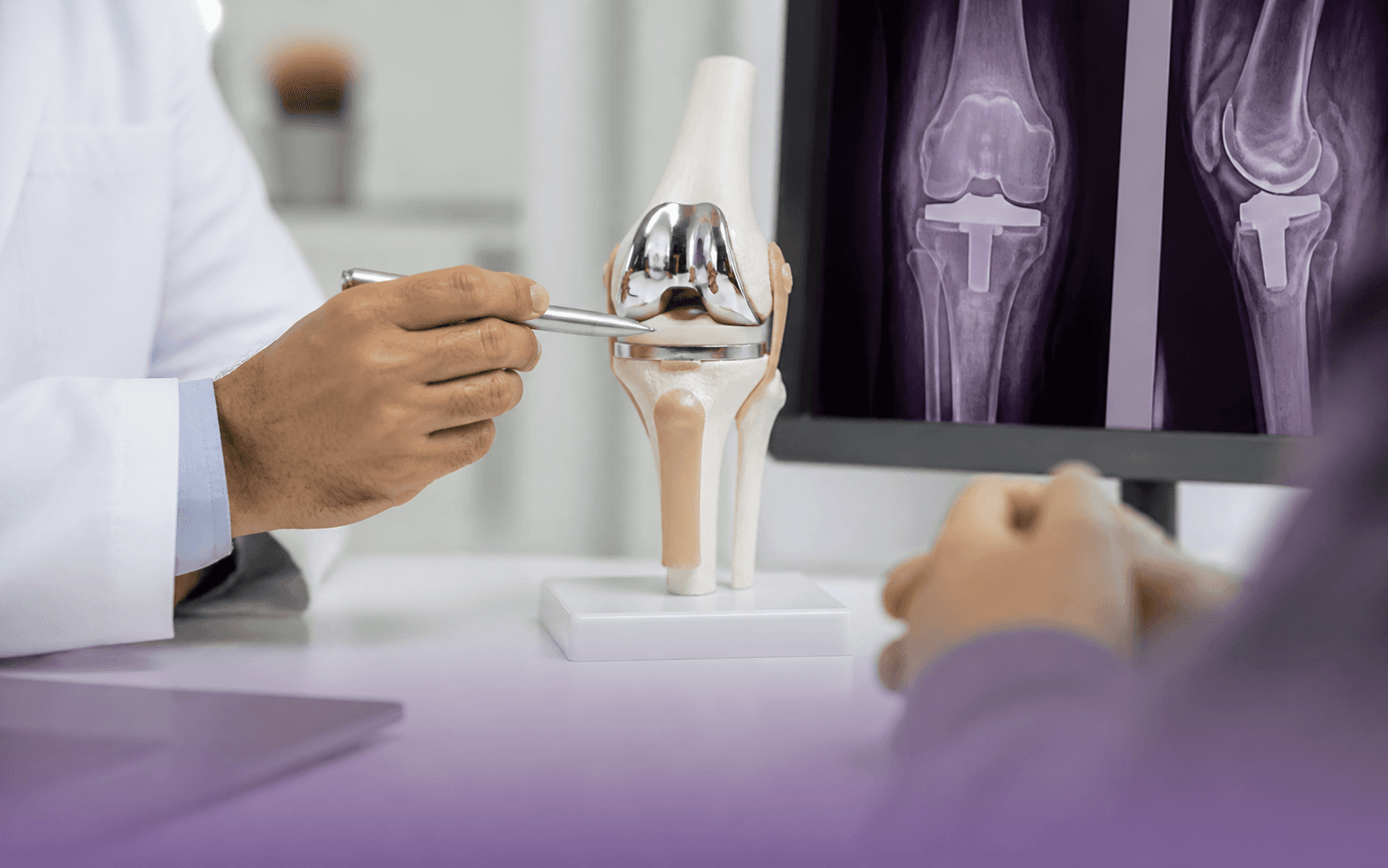 Illustrative knee joint replacement consultation with model and imaging